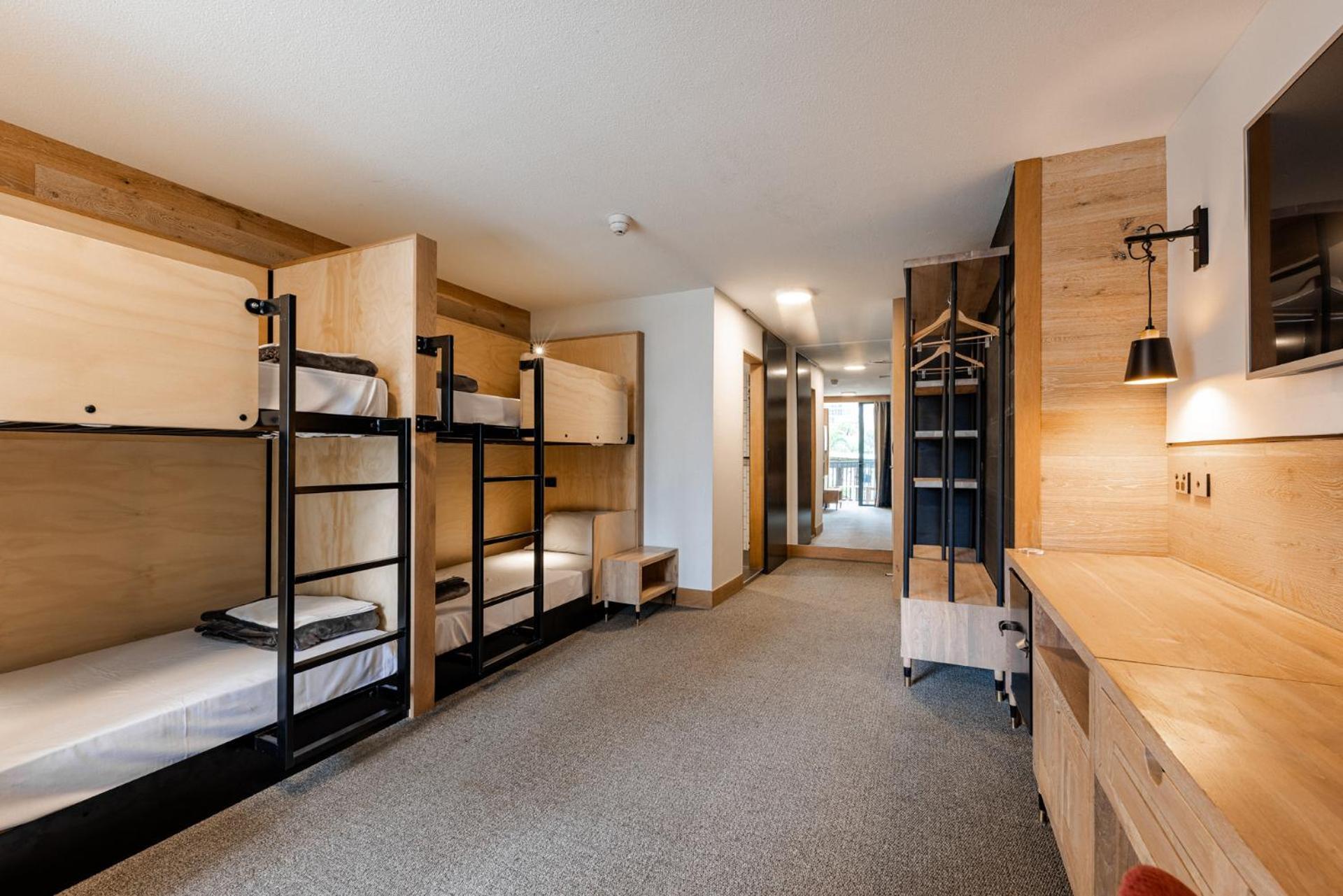 Bunk Surfers Paradise International Backpacker Hostel (Adults Only) Gold Coast Bagian luar foto