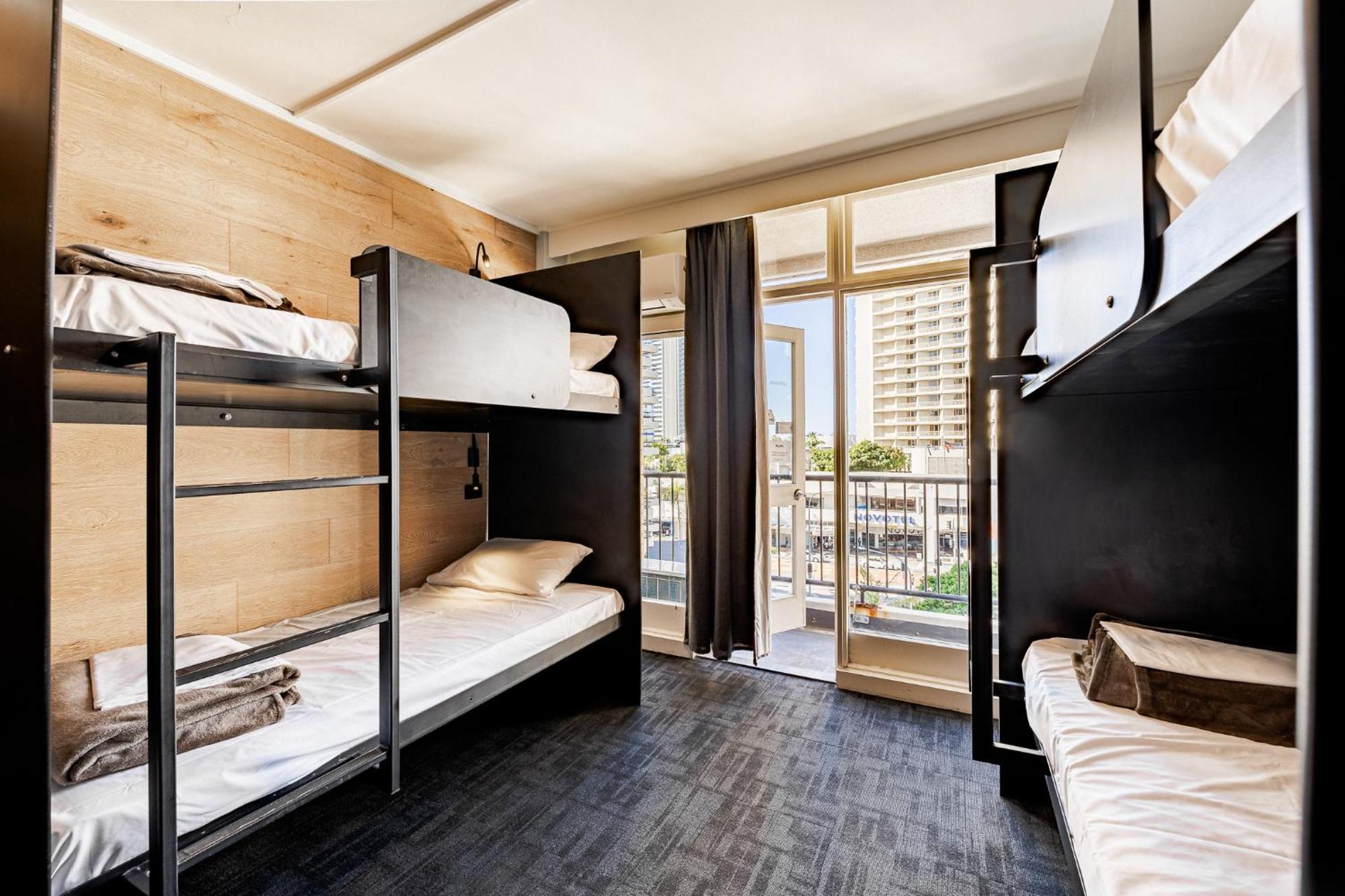 Bunk Surfers Paradise International Backpacker Hostel (Adults Only) Gold Coast Bagian luar foto