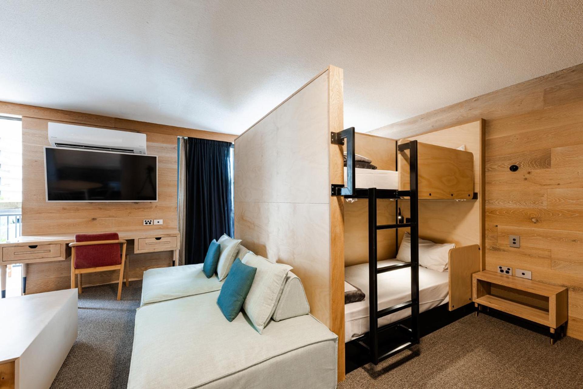 Bunk Surfers Paradise International Backpacker Hostel (Adults Only) Gold Coast Bagian luar foto