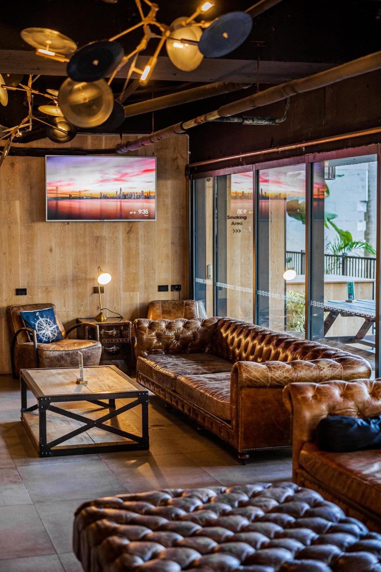 Bunk Surfers Paradise International Backpacker Hostel (Adults Only) Gold Coast Bagian luar foto