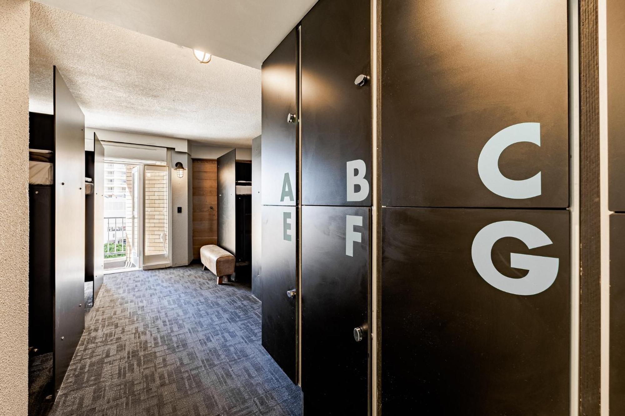 Bunk Surfers Paradise International Backpacker Hostel (Adults Only) Gold Coast Bagian luar foto