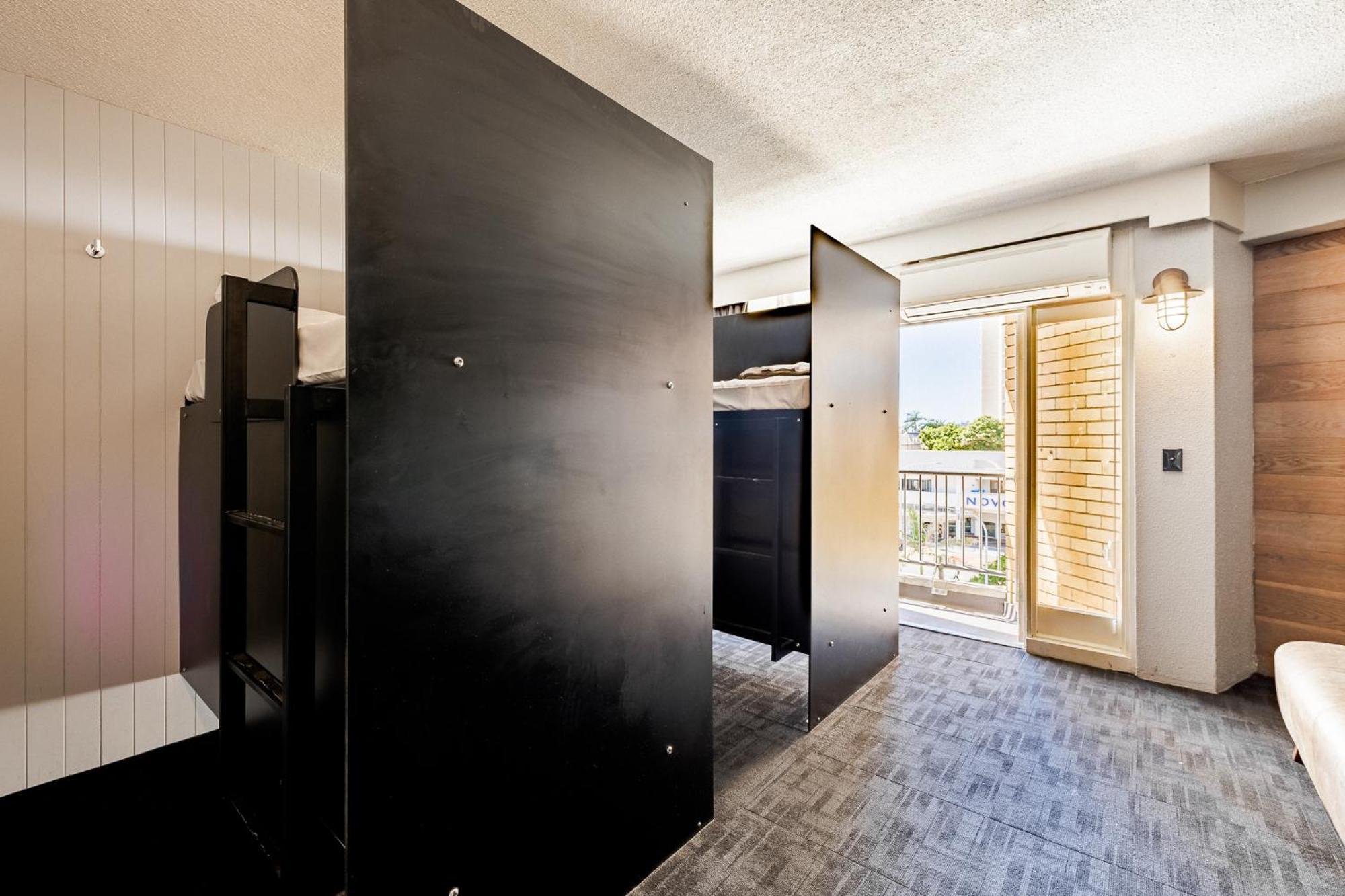 Bunk Surfers Paradise International Backpacker Hostel (Adults Only) Gold Coast Bagian luar foto