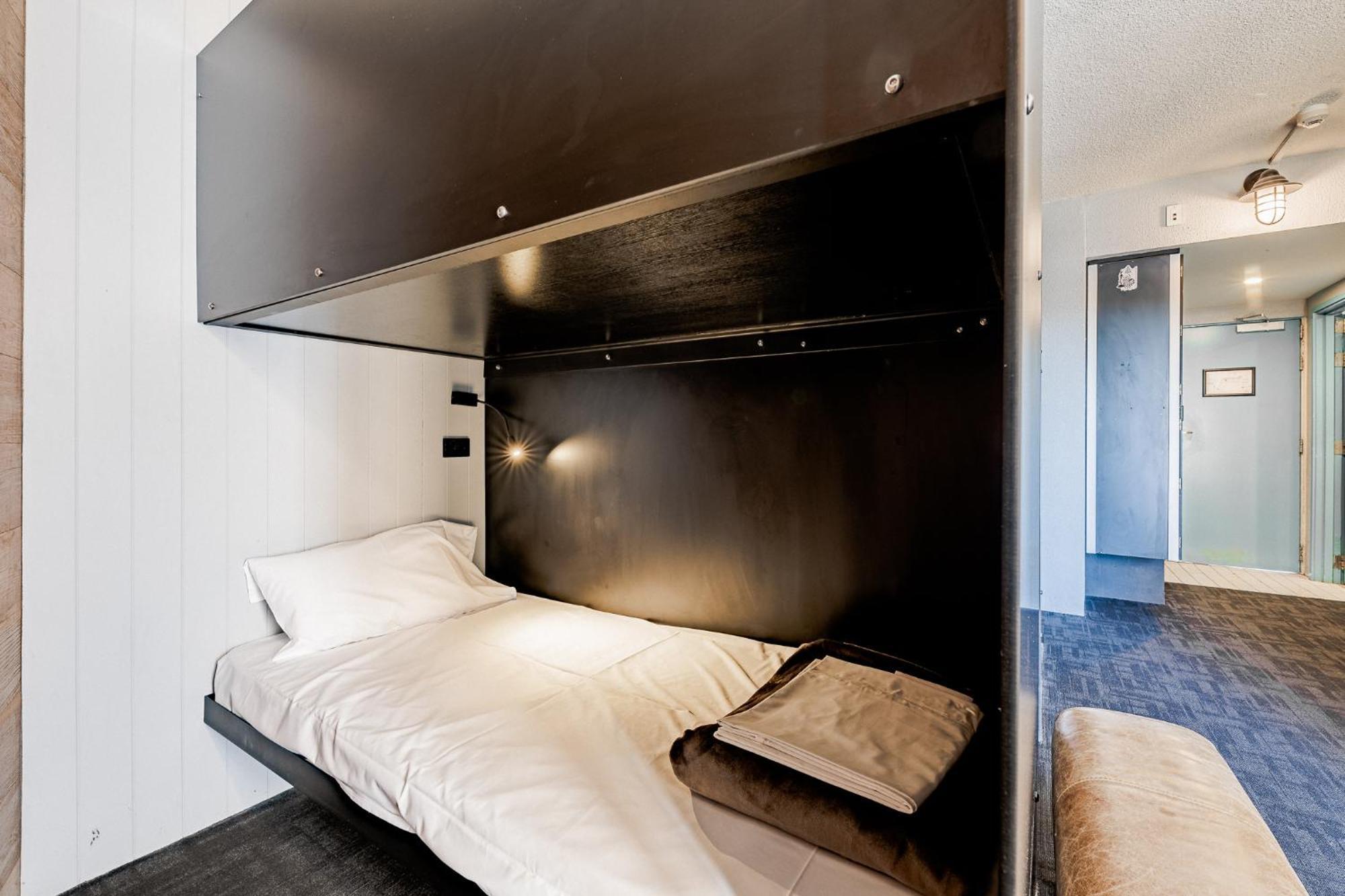 Bunk Surfers Paradise International Backpacker Hostel (Adults Only) Gold Coast Bagian luar foto