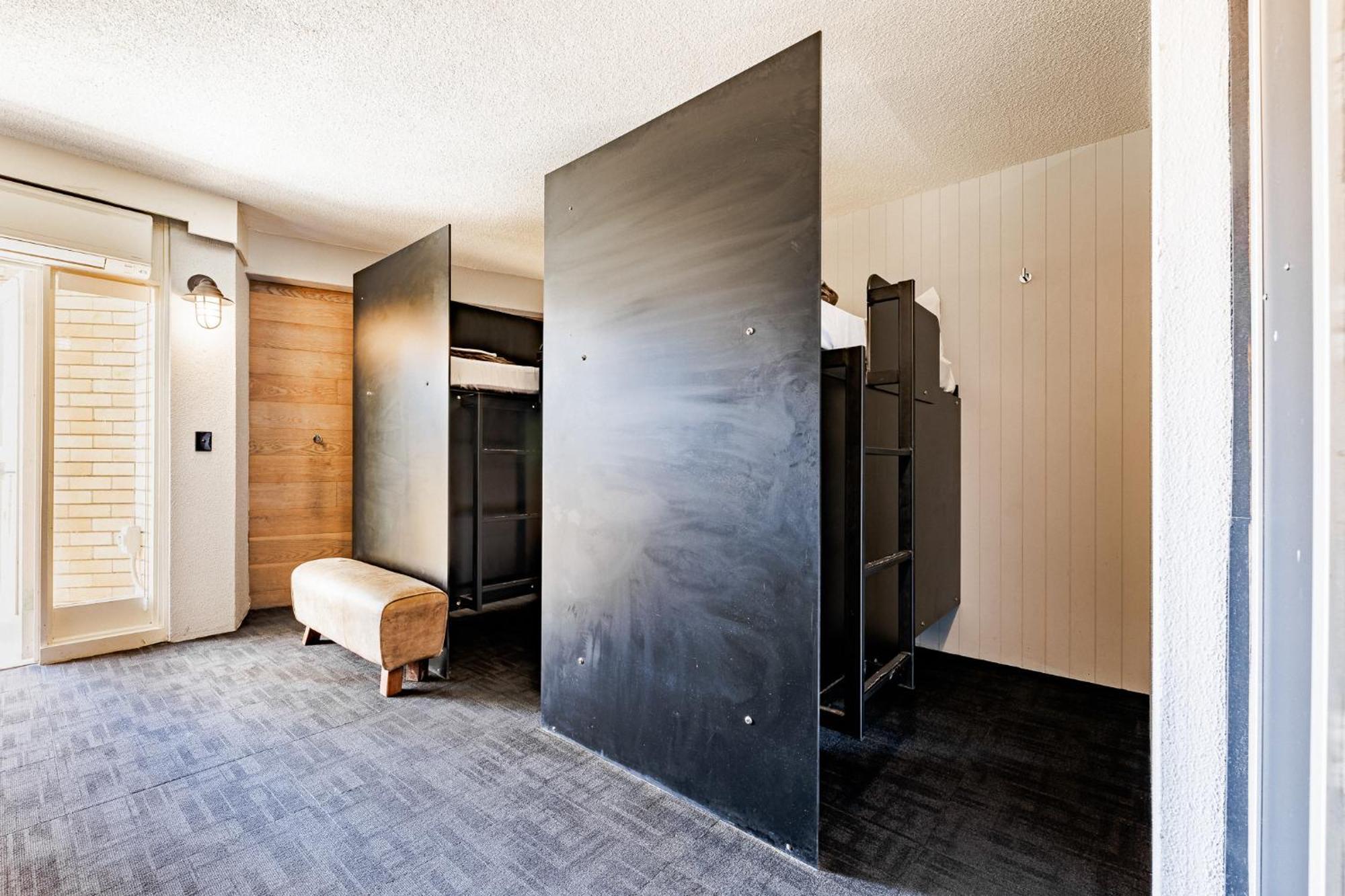 Bunk Surfers Paradise International Backpacker Hostel (Adults Only) Gold Coast Bagian luar foto