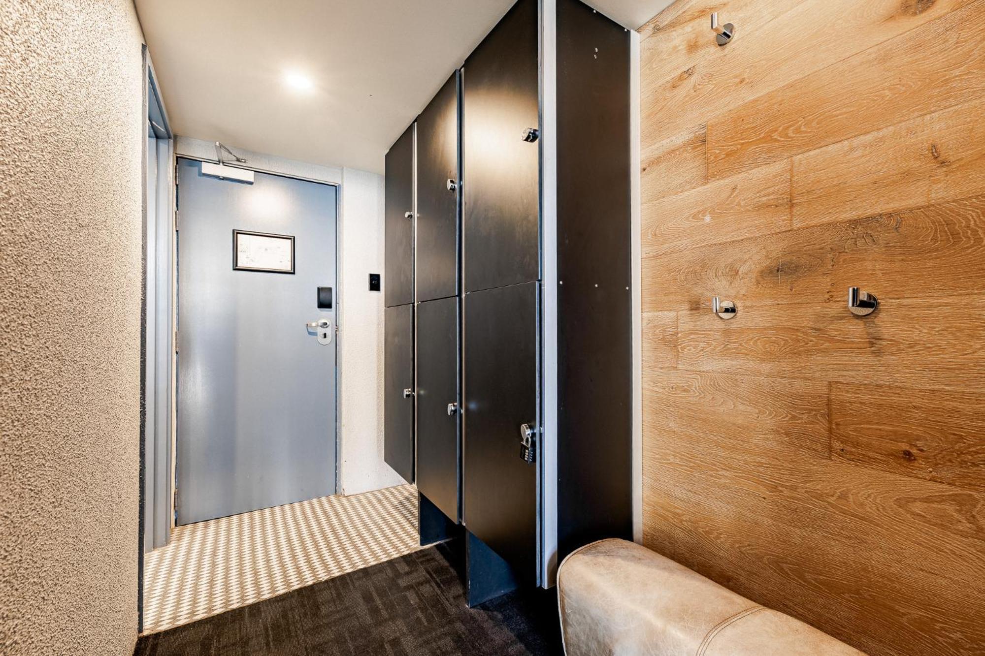 Bunk Surfers Paradise International Backpacker Hostel (Adults Only) Gold Coast Bagian luar foto