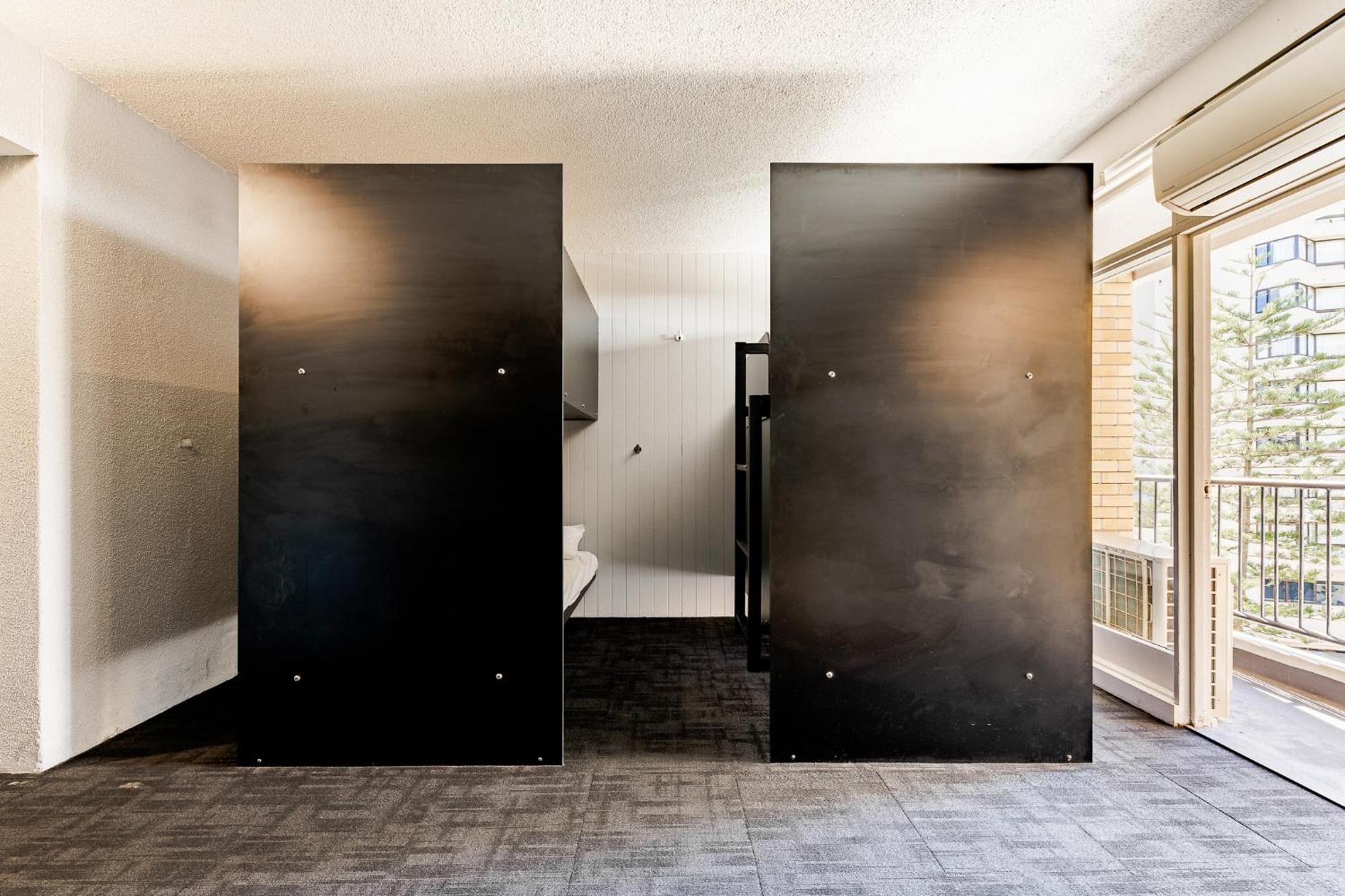 Bunk Surfers Paradise International Backpacker Hostel (Adults Only) Gold Coast Bagian luar foto