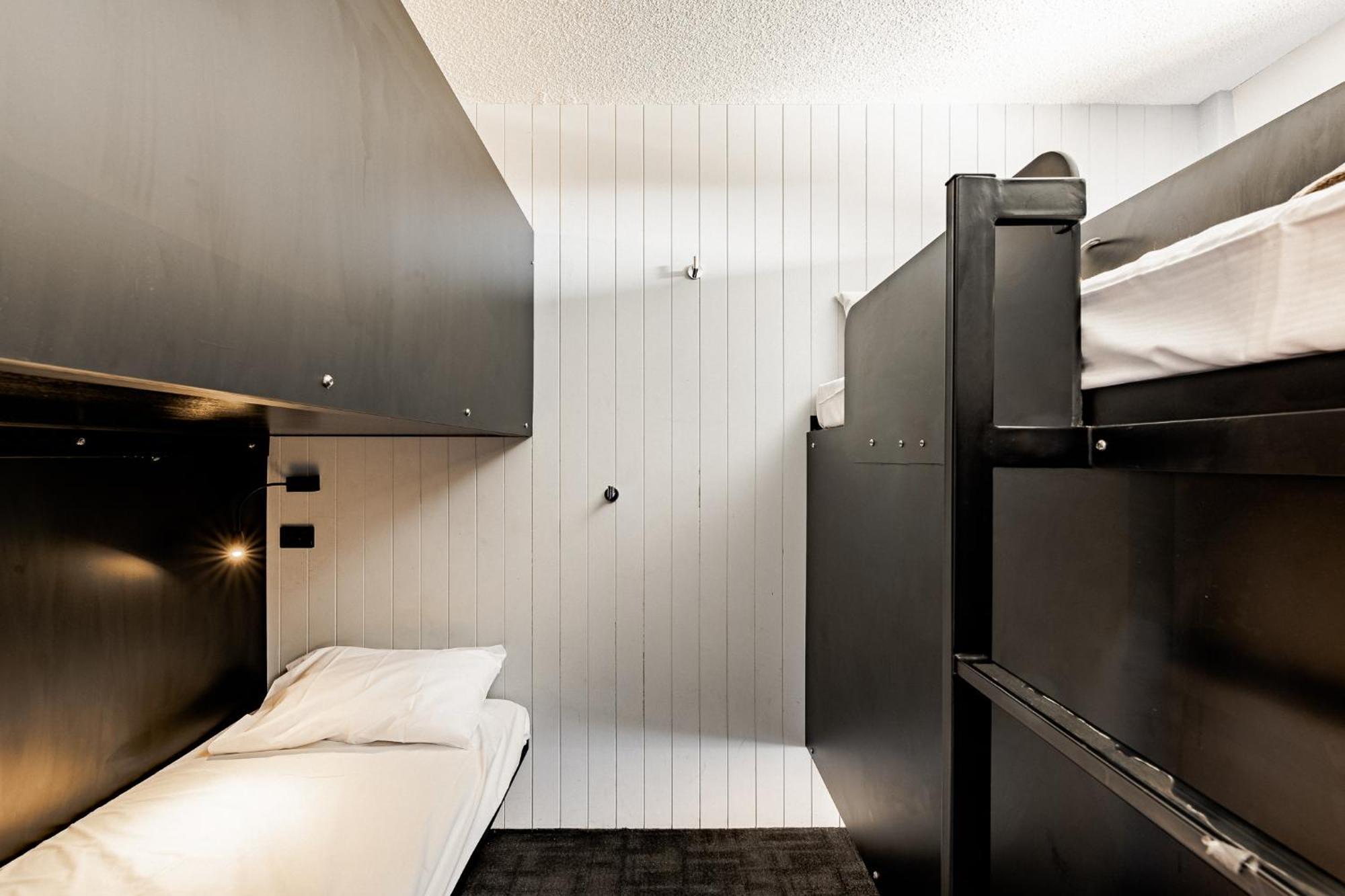 Bunk Surfers Paradise International Backpacker Hostel (Adults Only) Gold Coast Bagian luar foto